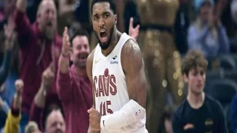 国足半场告急：两球落后形势堪忧，球迷打分揭晓